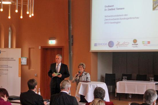 Oberbürgermeisterin und Zweckverbandsvorsteherin Dr. Dietlind Tiemann und TMB-Chef Dieter Hütte eröffnen die Veranstaltung