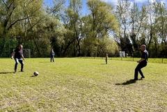 Zwei Männer spielen Fußball.