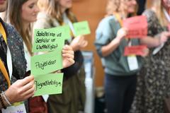 Frauen mit Zetteln, auf denen Ideen geschrieben sind.