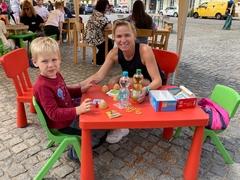 Frau mit ihrem Enkel