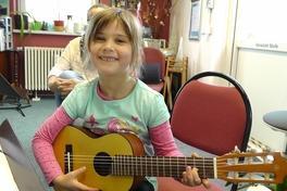 Ein Mädchen, das Gitarre spielt