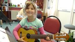 Ein Mädchen, das Gitarre spielt