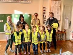 Gruppenfoto mit Rektorin Sabine Specker, Marion Fiebag von der Firma ALSCO, Beigeordnete Alexandra Adel und Oberbürgermeister Steffen Scheller (hinten v.l.n.r.) mit den ABC-Schützen der Flex-Klassen A und B.