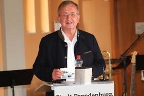 Der Vorsitzende des Seniorenbeirates, Andreas Erlecke, hinterm Rednerpult.