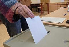 Einwerfen eines Stimmzettels am Wahltag.