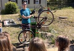 Frank träger erklärt die Funktionsweise der öffentlich zugänglichen Fahrrad-Reparaturstation.
