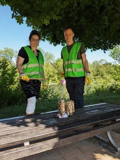 Mitarbeitende der Stadtverwaltung während der Sammelaktion.