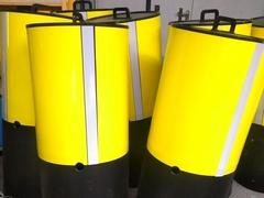 Mit solchen gelben Tonnen wird die Wasserfläche der Regattastrecke als "Sperrgebiet" für Freizeitkapitäne gekennzeichnet.