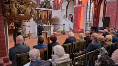 Oberbürgermeister Steffen Scheller bei seiner Rede zur Festveranstaltung zum 34. Tag der Deutschen Einheit im Dom.