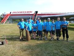 Das Läuferteam vor der IL-62 "Lady Agnes" in Stölln.