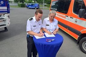 Sebastian Kalka und Dr. Simone Kraatz bei der Unterzeichnung der Absichtserklärung.