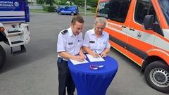 Sebastian Kalka und Dr. Simone Kraatz bei der Unterzeichnung der Absichtserklärung.
