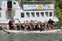 Drachenboot-Sportler in grünen Shirts.