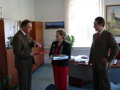 Botschafter John Paul Grech, Oberbürgermeisterin Dr. Dietlind Tiemann und Staatssekretär Gerd Harms zum Auftakt des Gesprächs in der Stadtverwaltung