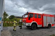 Feuerwehrauto auf Parkplatz