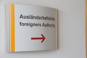 Türschild der Ausländerbehörde