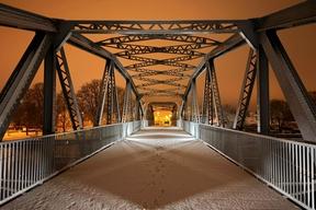 Ansicht der neuen Wegeführung über die Brücke bei Dunkelheit