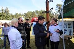 Ramona Selke vom Heimat- und Telegraphenverein Kirchmöser e.V. erläuterte dem Oberbürhermeister die Vereinsprojekte.