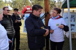 Ramona Selke vom Heimat- und Telegraphenverein Kirchmöser e.V. erläuterte dem Oberbürhermeister die Vereinsprojekte.