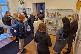 Vor dem Büro des Oberbürgermeisters bestaunten die jungen Gäste in Vitrinen aufbewahrte Gastgeschenke aus ihren Heimatstädten.