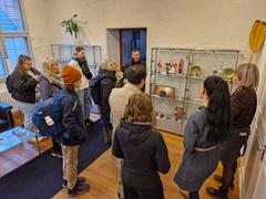 Vor dem Büro des Oberbürgermeisters bestaunten die jungen Gäste in Vitrinen aufbewahrte Gastgeschenke aus ihren Heimatstädten.