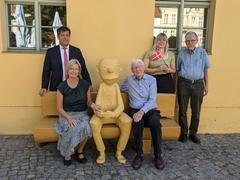 Gruppenbild vor Bibibliothek mit Bank von Loriot , 5 Personen 3 Männer