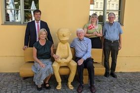 Gruppenbild 2 Frauen 3 Männer auf einer Bank