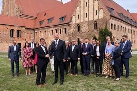 Gruppenfoto der Politiker vor dem St. Paulikloster
