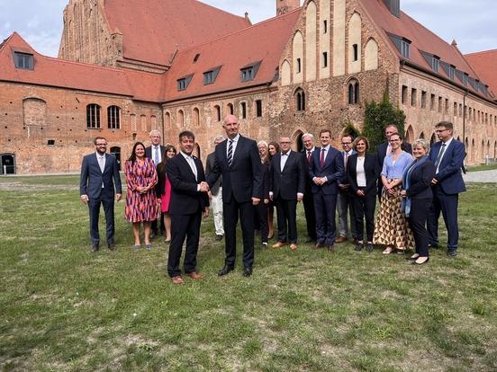Gruppenfoto der Politiker vor dem St. Paulikloster