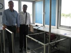 DKV-Präsident Thomas Konietzko (links) zeigt dem Gast aus Indien die moderne Kameratechnik im Zielturm.