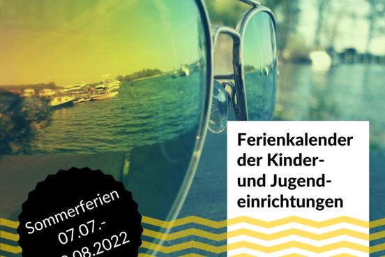 Sonnenbrille, in der sich Wasser und Boote spiegeln, dazu Schriftzug "Ferienkalender der Kinder- und Jugendeinrichtungen" und "Sommerferien 7.7.-20.8.2022"