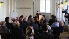 Oberbürgermeisterin Dietlind Tiemann eröffnet die Ausstellung