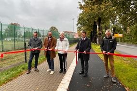 Symbolisch wurde gemeinsam ein Band zur Freigabe der neu gebauten Anlagen durchgeschnitten.