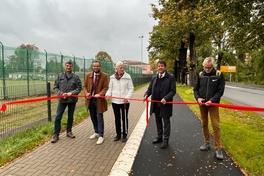 Symbolisch wurde gemeinsam ein Band zur Freigabe der neu gebauten Anlagen durchgeschnitten.