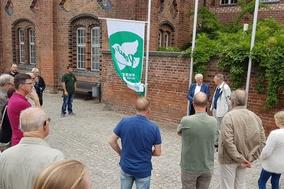 Gemeinsam Flagge gegen Atomwaffen gehisst