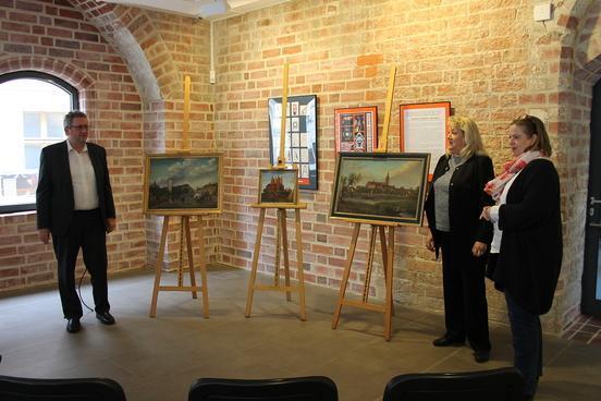 Fielmann AG schenkt Stadt und Stadtmuseum drei Ölgemälde mit Ansichten aus dem alten Brandenburg an der Havel