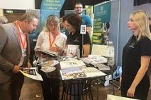Jobcenter-Geschäftsführer Michael Glaser an einem Messestand.