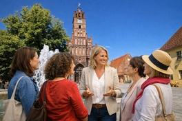 Frauengruppe vor dem Altstädtischen Rathaus.