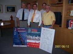 Eine Delegation unter Leitung von LRV-Präsident Hartmut Duif stellt MP Matthias Platzeck und Sportminister Holger Rupprecht die Pläne zum WM-tauglichen Ausbau der Regattastrecke vor.