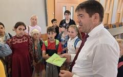 Ein kleines Geschenk für den Stadtchef: ein Büchlein mit "Sommergedichten" – ein Klassenwerk.