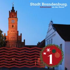Die Auszubildenden und Studierenden der Stadtverwaltung öffnen die Rathaustür für den Lebendigen Adventskalender.