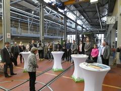 EM-Cheforganisatorin Helga Blawid begrüßt OB Steffen Scheller (links) und MdB Dr. Dietlind Tiemann (2. von rechts) sowie Medienvertreter und weitere Gäste zum Pressetermin.