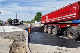 Asphalt erstreckt sich über die Potsdamer Straße.