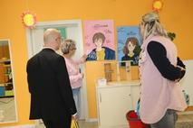 An einem Stand wird das richtige Verschließen von Türen geübt.