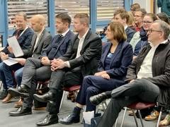 Menschen sitzen auf Stühlen