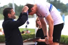 Oberbürgermeister Steffen Scheller bei der Medaillenübergabe.