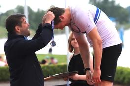 Oberbürgermeister Steffen Scheller bei der Medaillenübergabe.