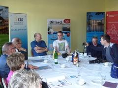 EM-Teilnehmer Max Gabel aus Neuruppin (3. von rechts) berichtet über seine sportlichen Ziele.