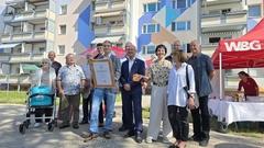 BBU-Außenstellen-Leiterin Kathrin Mölneck überreichte im Beisein von Oberbürgermeister Daniel Keip sowie weiteren Gästen das Qualitätssiegel.