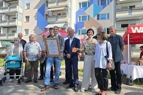 BBU-Außenstellen-Leiterin Kathrin Mölneck überreichte im Beisein von Oberbürgermeister Daniel Keip sowie weiteren Gästen das Qualitätssiegel.